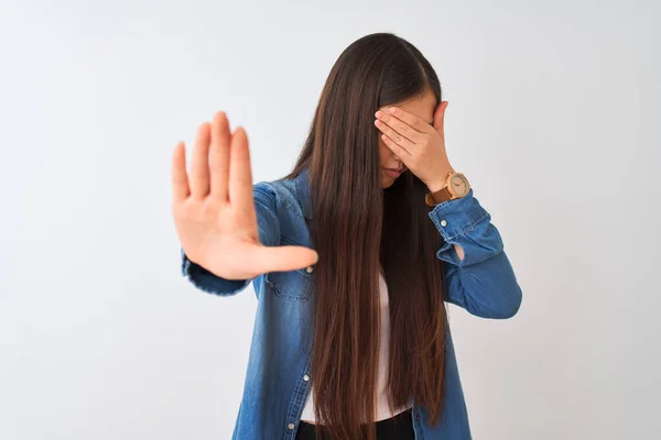 Joven Mujer China Con Camisa Mezclilla Pie Sobre Fondo Blanco — Foto de Stock