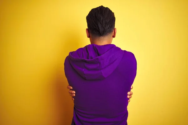 Молодой Бразилец Фиолетовой Толстовке Стоящий Изолированном Желтом Фоне Обнимающий Себя — стоковое фото