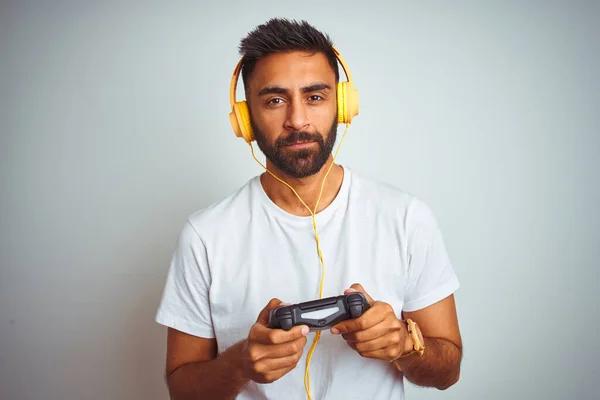 Árabe Hombre Jugador Indio Jugando Videojuego Con Auriculares Sobre Fondo —  Fotos de Stock
