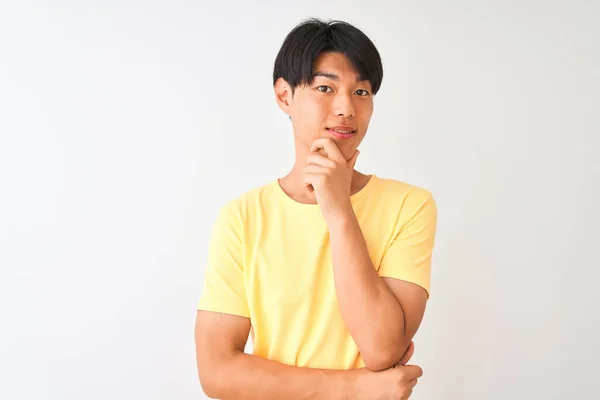 Hombre Chino Vistiendo Camiseta Casual Amarilla Pie Sobre Fondo Blanco — Foto de Stock