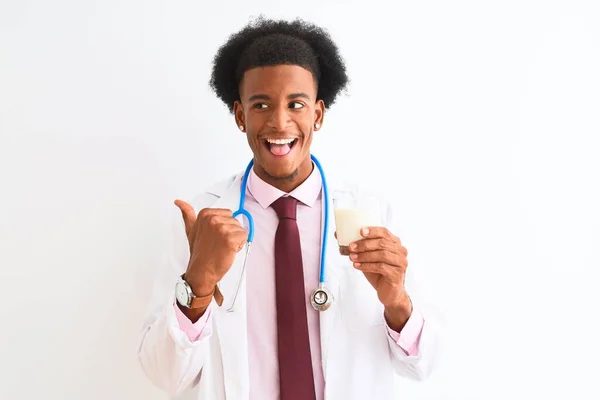 Joven Afroamericano Médico Hombre Beber Vaso Leche Sobre Fondo Blanco — Foto de Stock