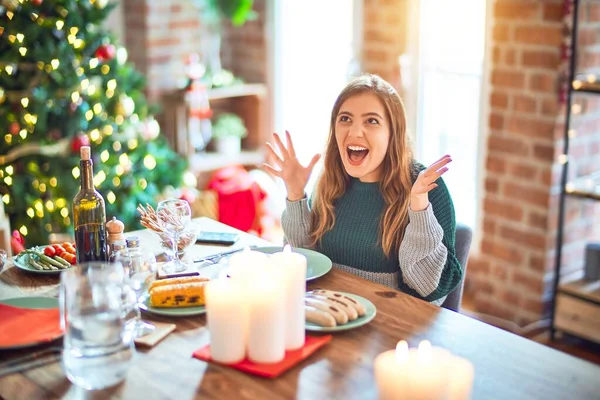 Jonge Mooie Vrouw Zitten Eten Rond Kerstboom Thuis Vieren Gek — Stockfoto