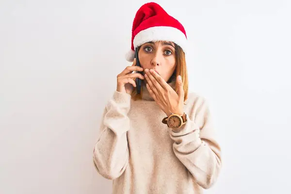 Mooie Roodharige Vrouw Draagt Kerst Hoed Praten Smartphone Cover Mond — Stockfoto