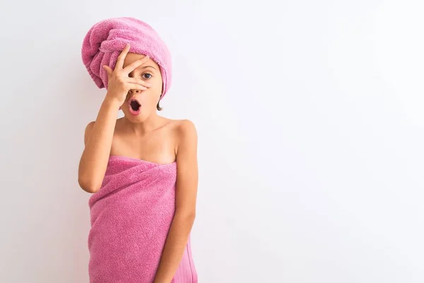 Piękne Dziecko Dziewczyna Nosi Ręcznik Prysznic Kąpieli Stojąc Nad Odizolowanym — Zdjęcie stockowe