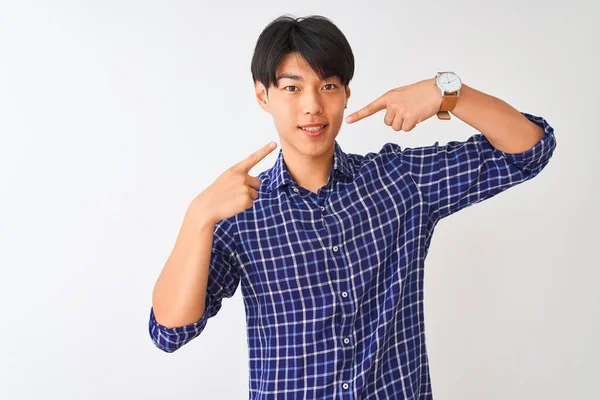 Sıradan Mavi Gömlekler Giyen Genç Çinli Adam Izole Edilmiş Beyaz — Stok fotoğraf