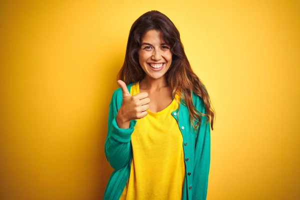 Jonge Vrouw Draagt Shirt Groene Trui Die Een Geïsoleerde Achtergrond — Stockfoto