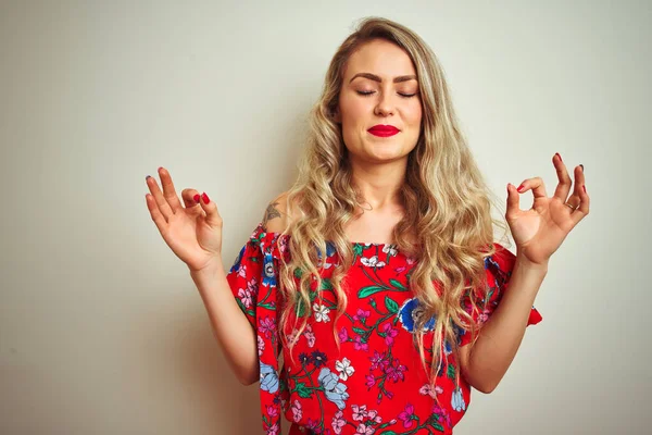 Joven Hermosa Mujer Con Camiseta Floral Sobre Fondo Blanco Aislado — Foto de Stock