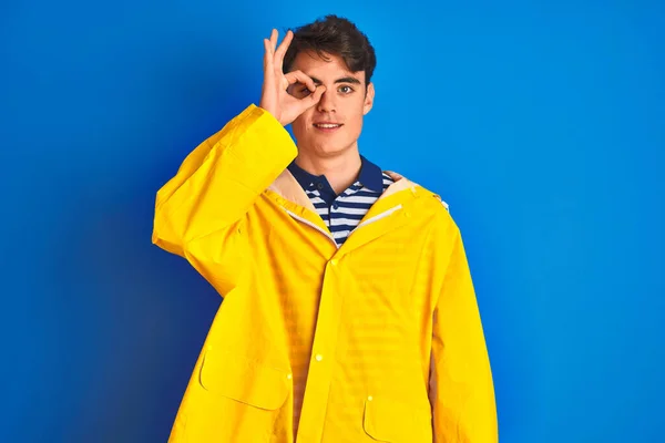 Adolescente Pescador Menino Vestindo Capa Chuva Amarela Sobre Fundo Isolado — Fotografia de Stock