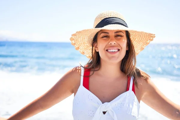 Genç Güzel Bir Kadın Gülümseyerek Kumsalda Yaz Tatilinin Tadını Çıkarıyor — Stok fotoğraf