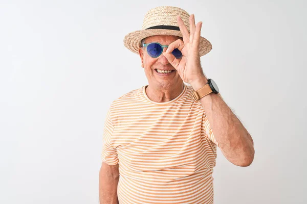 Uomo Anziano Indossa Occhiali Sole Shirt Righe Cappello Estivo Sfondo — Foto Stock