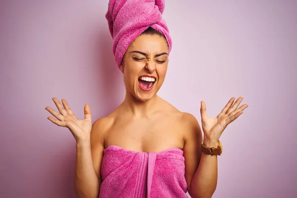 Junge Schöne Frau Mit Handtuch Nach Dusche Über Isoliertem Rosa — Stockfoto