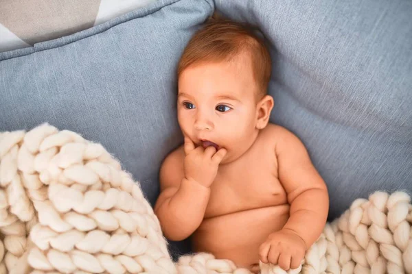 自宅のソファの上に毛布の上に寝そべっている愛らしい赤ちゃん 新生児のリラックスと休息快適な — ストック写真