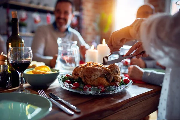 伝統的な食べ物や装飾でクリスマスの前夜を祝う家で家族や友人の食事 夕食のために七面鳥を準備 — ストック写真