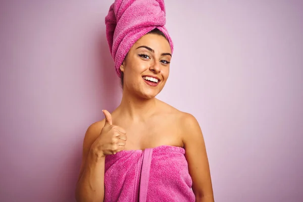 외로운 위에서 샤워를 수건을 두르고 엄지손가락을 손으로 아름다운 카메라 표정을 — 스톡 사진