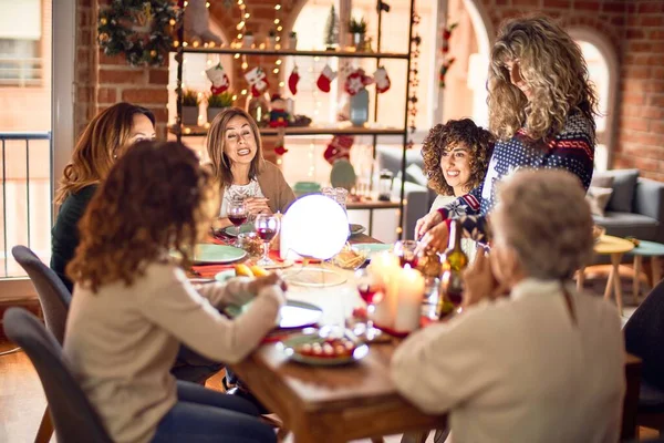 Hermoso Grupo Mujeres Sonriendo Felices Confiadas Tallar Pavo Asado Celebrando — Foto de Stock