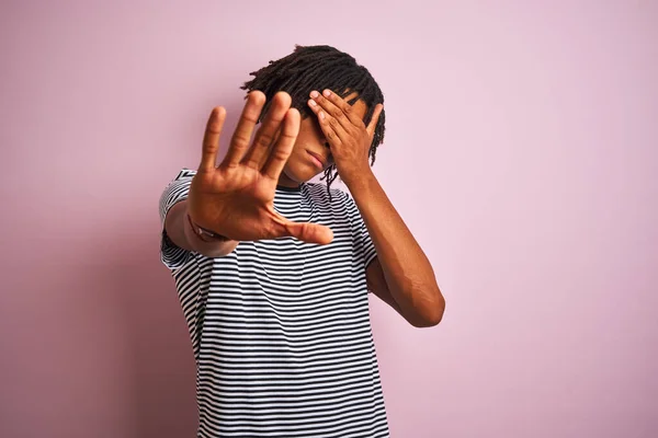 Hombre Afro Con Rastas Vistiendo Camiseta Rayas Navales Pie Sobre —  Fotos de Stock
