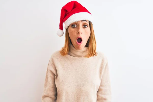 Schöne Rothaarige Frau Mit Weihnachtsmütze Über Isoliertem Hintergrund Ängstlich Und — Stockfoto
