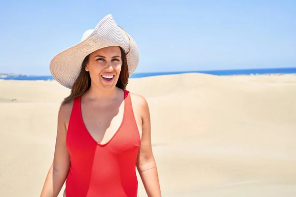 Jonge Mooie Vrouw Zonnebaden Dragen Zomer Zwendelpak Bij Maspalomas Duinen — Stockfoto