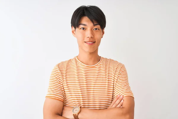 Joven Hombre Chino Con Camiseta Rayas Casuales Pie Sobre Fondo — Foto de Stock