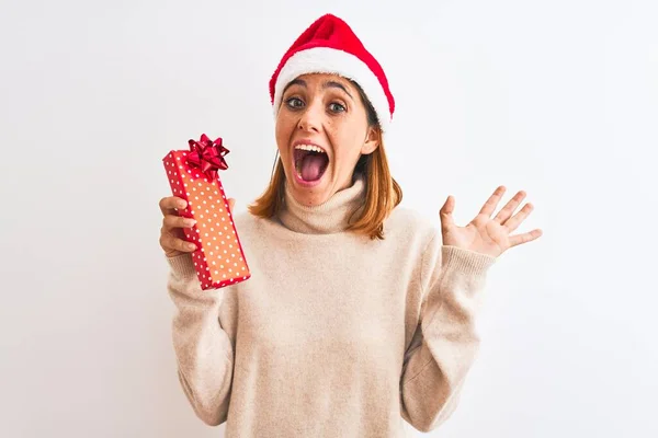 Vacker Rödhårig Kvinna Bär Jul Hatt Hålla Närvarande Över Isolerad — Stockfoto