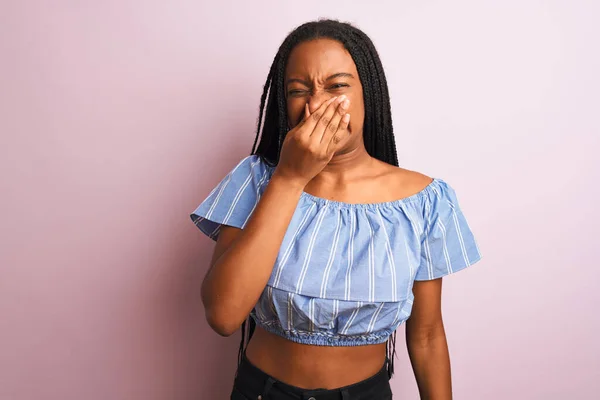 Afro Amerikaanse Vrouw Met Gestreept Shirt Geïsoleerde Roze Achtergrond Die — Stockfoto