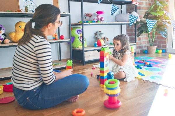 Bella Insegnante Donna Bambino Che Gioca Con Blocchi Costruzione Intorno — Foto Stock