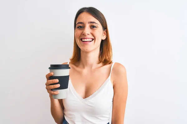 Bella Rossa Donna Bere Portare Caffè Sfondo Isolato Con Viso — Foto Stock