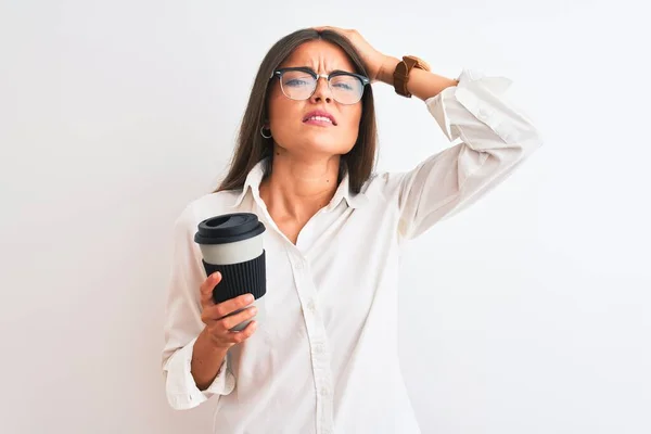 Joven Empresaria Con Gafas Bebiendo Café Sobre Fondo Blanco Aislado — Foto de Stock