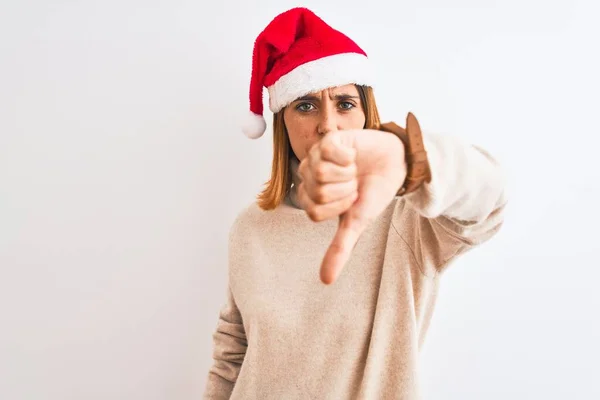 Mujer Pelirroja Hermosa Con Sombrero Navidad Sobre Fondo Aislado Mirando — Foto de Stock