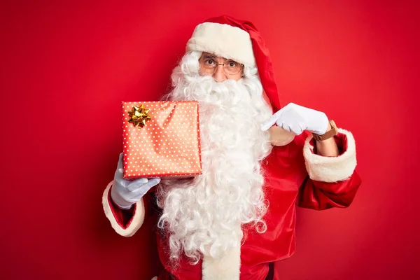 Orta Yaşlı Bir Adam Noel Baba Kostümü Giyiyor Kırmızı Arka — Stok fotoğraf
