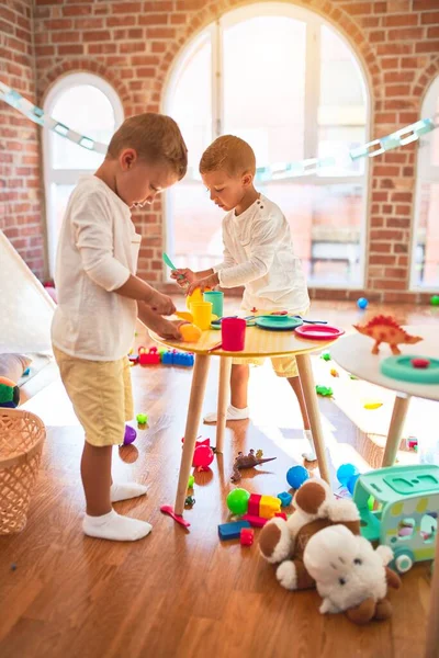 Adoráveis Gêmeos Loiros Brincando Torno Lotes Brinquedos Cozinhar Brinquedo Comida — Fotografia de Stock