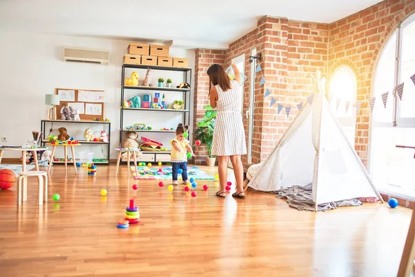 Joven Hermosa Maestra Niño Pequeño Jugando Con Bolas Colores Jardín — Foto de Stock