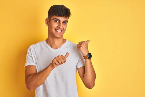 Jonge Indiaanse Man Met Wit Shirt Geïsoleerde Gele Achtergrond Wijzend — Stockfoto