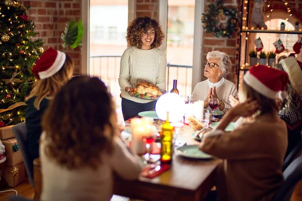 Schöne Gruppe Von Frauen Die Glücklich Und Zuversichtlich Lächeln Zeigt — Stockfoto