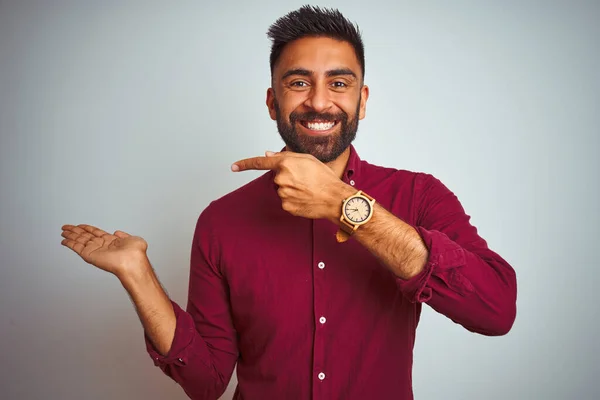 Ung Indian Man Bär Röd Elegant Skjorta Stående Över Isolerad — Stockfoto