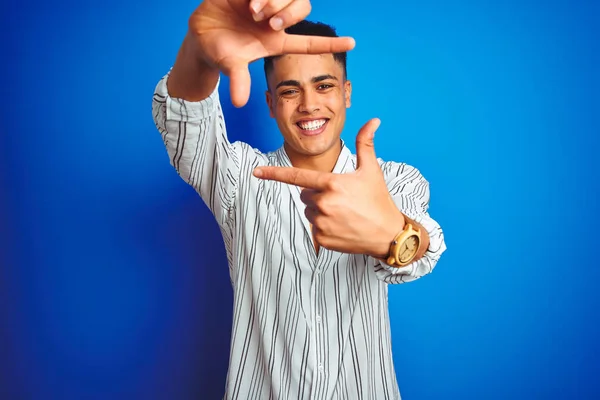 Joven Brasileño Con Camisa Rayas Pie Sobre Fondo Azul Aislado —  Fotos de Stock