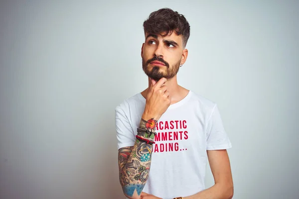 Joven Hombre Con Tatuaje Vistiendo Camiseta Fanny Pie Sobre Fondo — Foto de Stock