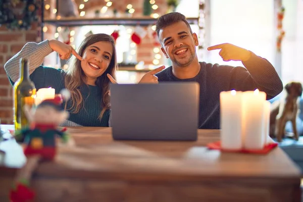 Junges Schönes Paar Das Mit Laptop Die Weihnachtsdekoration Hause Sitzt — Stockfoto