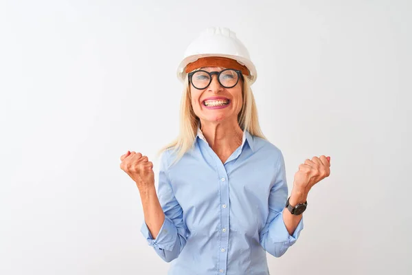 Middelbare Leeftijd Architect Vrouw Dragen Bril Helm Geïsoleerde Witte Achtergrond — Stockfoto