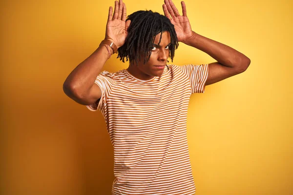 Hombre Afro Con Rastas Con Camiseta Rayas Pie Sobre Fondo —  Fotos de Stock