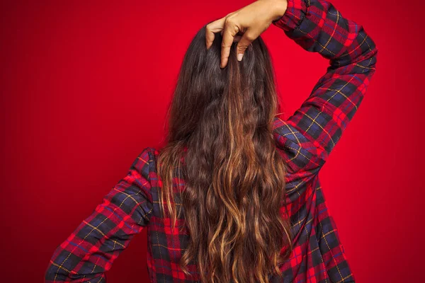 Jovem Bela Mulher Vestindo Casual Jaqueta Sobre Vermelho Isolado Fundo — Fotografia de Stock