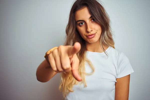 Ung Vacker Kvinna Bär Shirt Över Vit Isolerad Bakgrund Pekar — Stockfoto