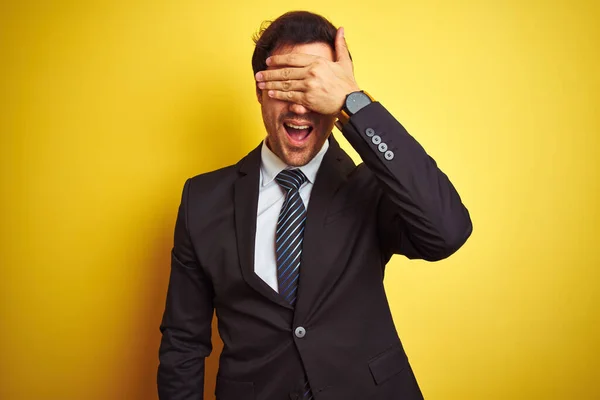 Joven Hombre Negocios Guapo Vistiendo Traje Corbata Pie Sobre Fondo —  Fotos de Stock