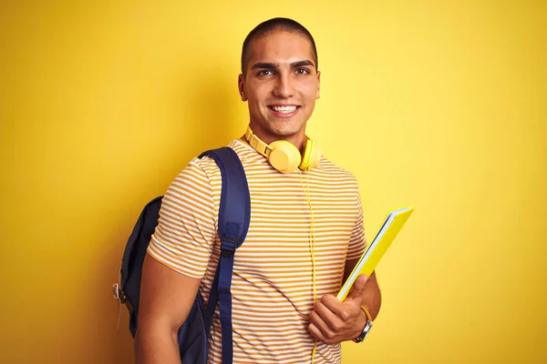 Junger Student Der Kopfhörer Und Rucksack Über Gelbem Hintergrund Trägt — Stockfoto