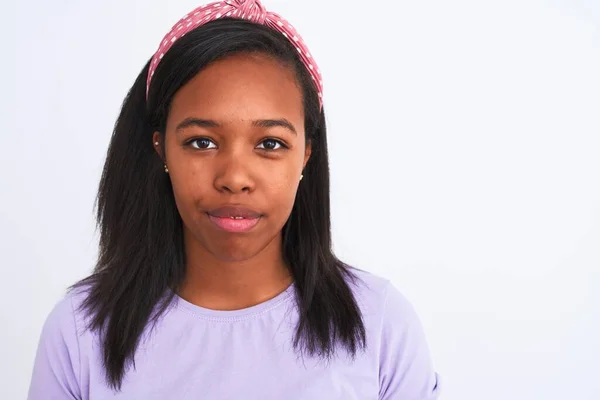 Красивая Молодая Африканская Американка Носящая Диадему Изолированном Фоне Уверенным Выражением — стоковое фото