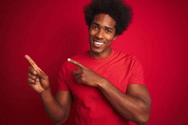 Fiatal Amerikai Férfi Afro Haj Visel Póló Felett Áll Elszigetelt — Stock Fotó
