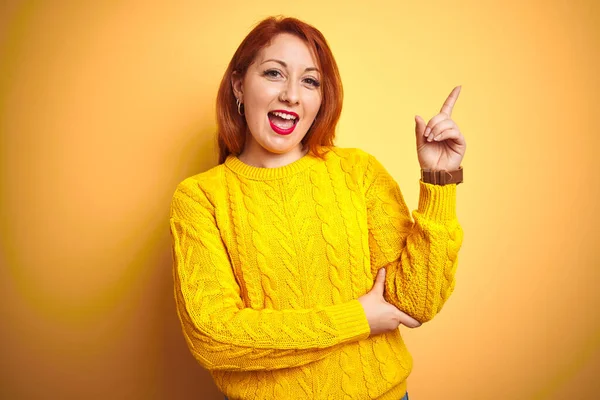 Mooie Roodharige Vrouw Met Wintertrui Geïsoleerde Gele Achtergrond Met Een — Stockfoto