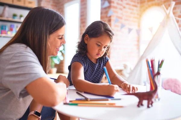 Bella Insegnante Bambino Ragazza Disegno Disegnare Utilizzando Matite Colorate Alla — Foto Stock