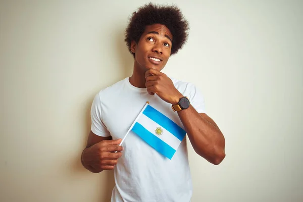 Αφρο Αμερικανός Τουρίστας Που Κρατάει Σημαία Αργεντινής Πάνω Από Απομονωμένο — Φωτογραφία Αρχείου
