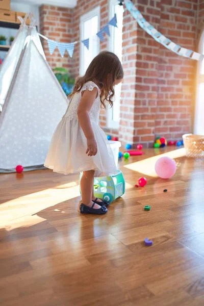 Bedårande Blont Barn Leka Med Bil Leksak Runt Massor Leksaker — Stockfoto